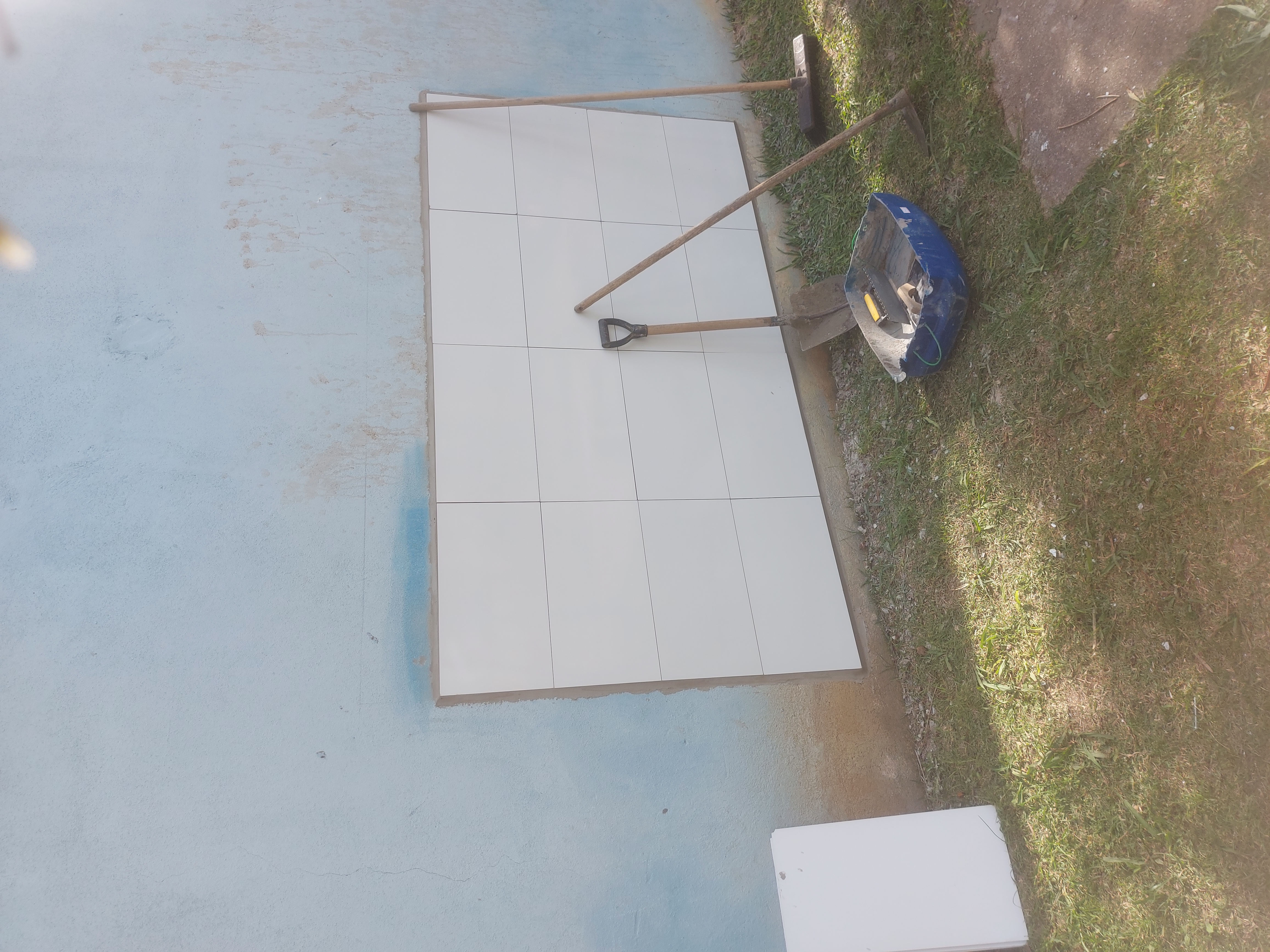 Montagem de quadros em revestimento. Serviços de revestimento em geral
